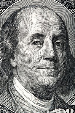 yüz dolarlık banknot üzerindeki benjamin Franklin'in portresi