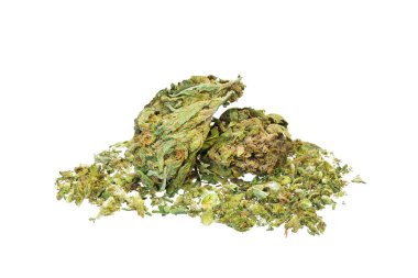 Beyaz üzerinde tıbbi marihuana yığını
