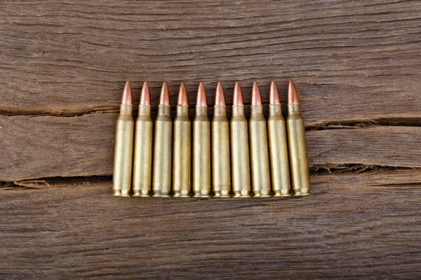 Gewehrkugeln Auf Dem Holztisch Ansicht Von Oben Nahaufnahme — Stockfoto