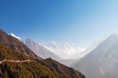 Dağların mükemmel manzarası, mavi gökyüzü, güneşli Nepal.