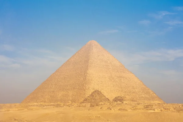 Egyptiska Pyramider Sandöken Och Klar Himmel — Stockfoto