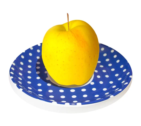 在甜品蓝盘上的一个黄色苹果的照片 新鲜成熟的水果是在白色的背景上 对象孤立 — 图库照片