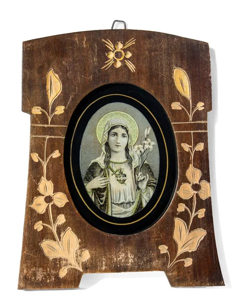 聖母マリア楕円形の記念写真の中で最も神聖な女性 白い物体が隔離された 聖母マリアの古代のレトロなイメージは 損傷を受けた老木の彫刻フレームにあります — ストック写真