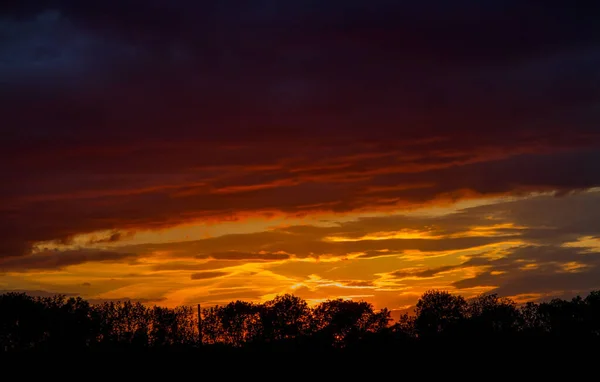 Mai Sonnendämmerung Abstrakter Sonnenuntergang Windige Wolken Frühen Abend Bei Sonnenuntergang — Stockfoto