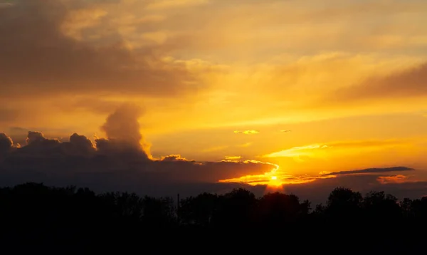Orange Sunset Black Clouds Natural Real Background Last Rays Sun — Stock Photo, Image