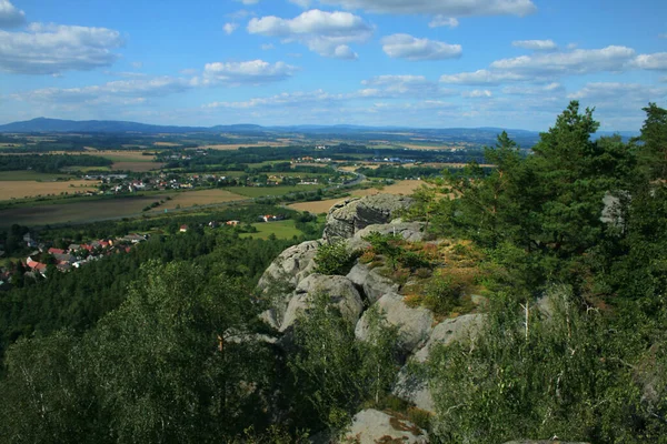 从岩石顶上看过去 捷克共和国的高砂岩塔 徒步旅行和攀爬珍品 波希米亚乐园中的岩石是岩石形成的 是平原上的史前城堡 Drabske Svetnicky — 图库照片