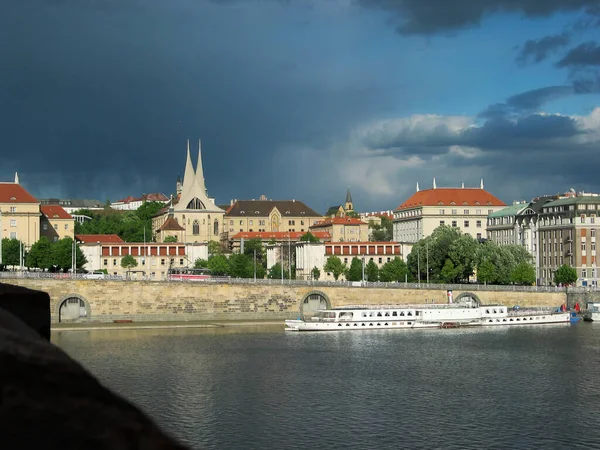 Pohled Nábřeží Praze Při Západu Slunce Před Bouří Historické Budovy — Stock fotografie