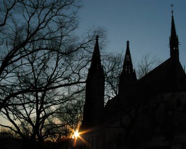 Çek Cumhuriyeti Prag 'daki Vysehrad' da Aziz Peter ve Paul Bazilikası. Gün batımında kilisenin silueti. Barok, aslen Aziz Peter ve Paul 'un Gotik kilisesi neo-gotik tarzda yeniden inşa edilmiştir..