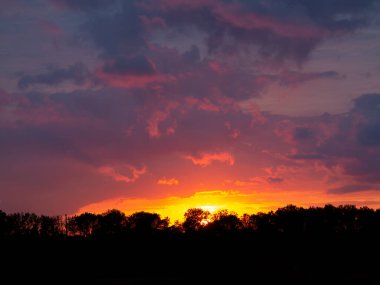 Alışılmadık pastel renklerde güzel bir gün batımı. Sahra kırmızı kumu Orta Avrupa 'ya gün batımında olağanüstü bir renk getirdi. Sahne Prag 'ın Haziran ayından, Çek Cumhuriyeti' nden geliyor..