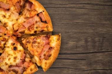 Üst manzara, koyu ahşap arka planda pizza..