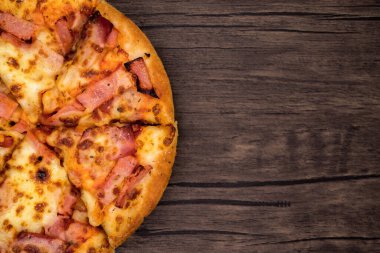 Üst manzara, koyu ahşap arka planda pizza..