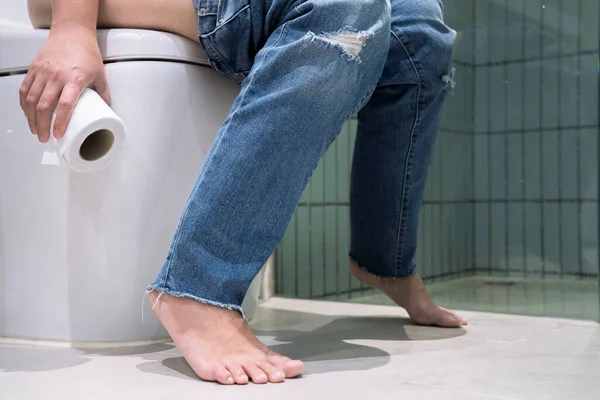 Zdrowie Czystość Koncepcje Kobieta Biegunkę Siedzi Toalecie Trzyma Rolki Tkanki — Zdjęcie stockowe