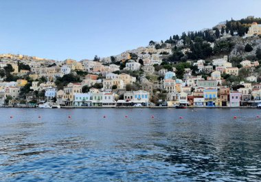 Yunanistan 'ın Suriye Adası' ndaki renkli evler.
