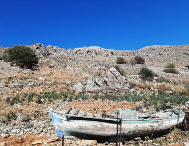 Yunanistan 'ın Symi kentinde terk edilmiş küçük bir tekne..