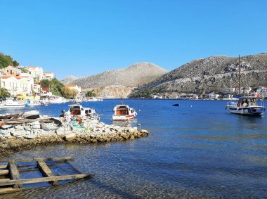 Yunanistan 'ın Symi adasının limanında küçük tekneler.