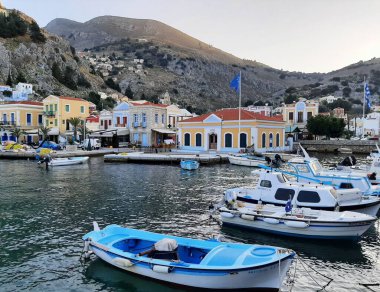 Yunanistan 'ın Symi adasının limanında küçük tekneler.