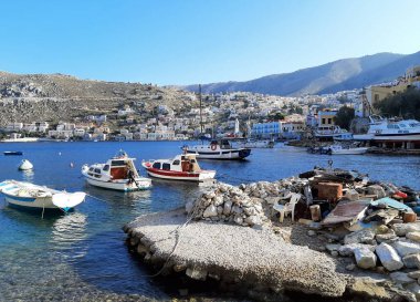 Yunanistan 'ın Symi adasının limanında küçük tekneler.