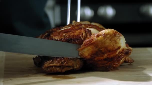 厨师切烤鸡肉 切碎特写 切碎烤鸡肉慢动作 切碎烤鸡肉 — 图库视频影像