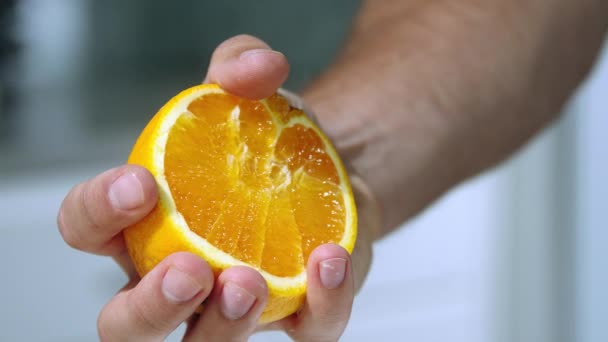Koch Drückt Eine Orangefarbene Zeitlupe Koch Schneidet Die Orangefarbene Frucht — Stockvideo