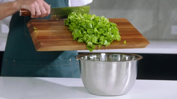 Chef Schneidet Den Salat Zeitlupe Chef Macht Salat Schneidet Den — Stockvideo