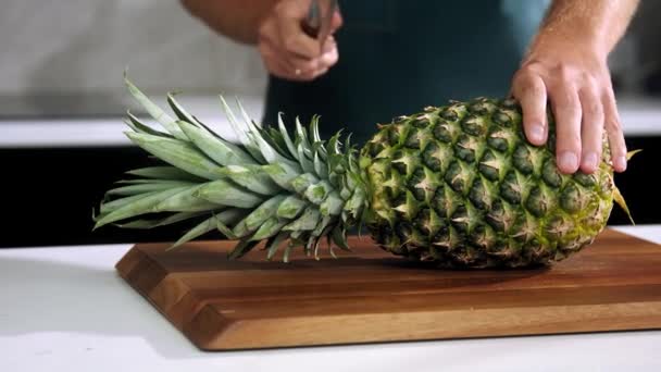 Bucătarul Taie Mișcarea Lentă Ananasului Șeful Face Ananas Taie Ananasul — Videoclip de stoc
