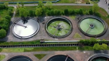 Havacılık istasyonunun hava manzarası, atık su arıtma tesisinin havadan görünüşü, modern endüstriyel atık arıtma tesisinin havadan görüntüsü.
