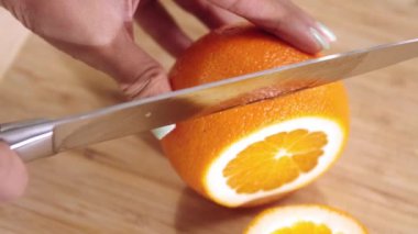 Kız portakalı kesiyor, şef portakalı kesiyor, portakalı kesiyor.
