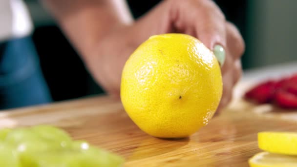Gadis Memotong Lemon Gerakan Lambat Kepala Memotong Jeruk Mengiris Lemon — Stok Video