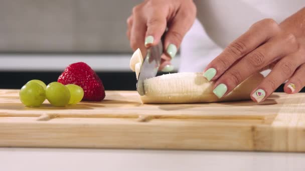 Mädchen Schneidet Die Banane Zeitlupe Chef Schneidet Die Banane Schneidet — Stockvideo