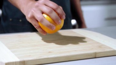 Turuncu yavaş çekim, şef portakalı kes, portakalı yakın plan dilimle.