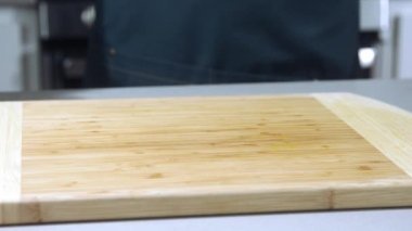 Şef salatayı yavaş çekimde keser, şef salata yapar, salatayı yakın çekimde keser.