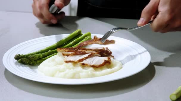 厨师切烤鸡肉 切碎特写 切碎烤鸡肉慢动作 切烤鸡肉在盘子里 — 图库视频影像