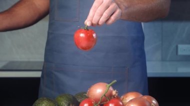 Şef domatesi yavaş çekimde kesiyor, yakın çekimde kesiyor, düşen domatesi yavaş çekimde kesiyor, düşen domatesi yakın çekimde kesiyor.