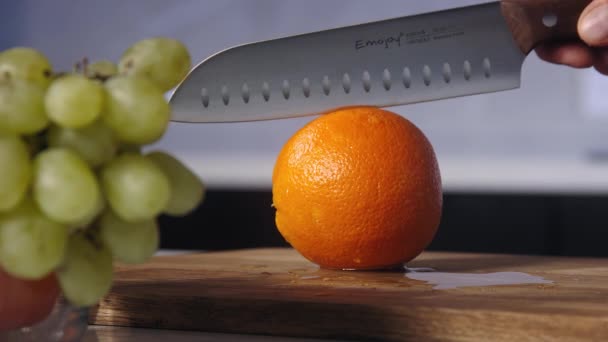 Koch Schneidet Die Orangefarbene Zeitlupe Chef Macht Orange Schneidet Die — Stockvideo