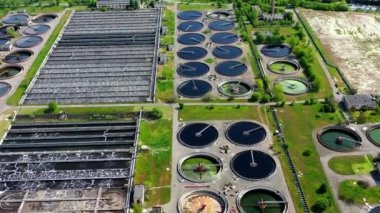Havacılık istasyonunun hava manzarası, atık su arıtma tesisinin havadan görünüşü, modern endüstriyel atık arıtma tesisinin havadan görüntüsü.
