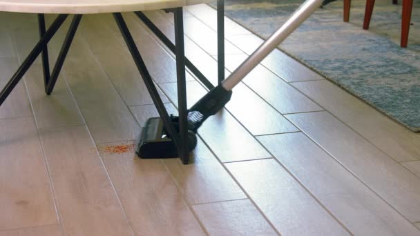 吸尘地板闭合 打扫家里的地板 吸尘桌子下 吸尘地板慢动作 — 图库视频影像