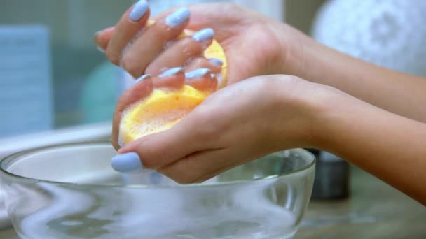 Meisje Dompelen Spons Zeepwater Meisje Gebruik Make Spons Slow Motion — Stockvideo