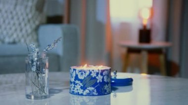 Kız bir mum yakar, mum yakın plan, mum yakın plan, Aromaterapi mumları gevşemek için.
