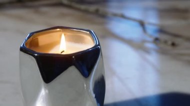 Kız bir mum yakar, mum yakın plan, mum yakın plan, Aromaterapi mumları gevşemek için.