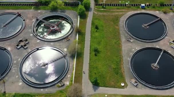放送局の空中ビュー 排水処理の空中ビュー 近代的な産業下水処理場の空中ビュー — ストック動画