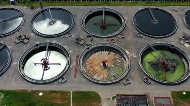 Havacılık istasyonunun hava manzarası, atık su arıtma tesisinin havadan görünüşü, modern endüstriyel atık arıtma tesisinin havadan görüntüsü.