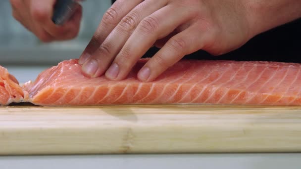 シェフはサーモンのスローモーションを切り サーモンを切り 魚をナイフで切り サーモンの切り身をスライス — ストック動画