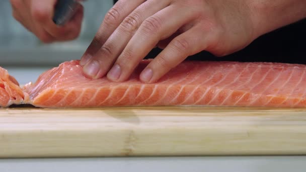 Chef Cortar Salmón Cámara Lenta Cortar Salmón Cortar Pescado Por — Vídeos de Stock