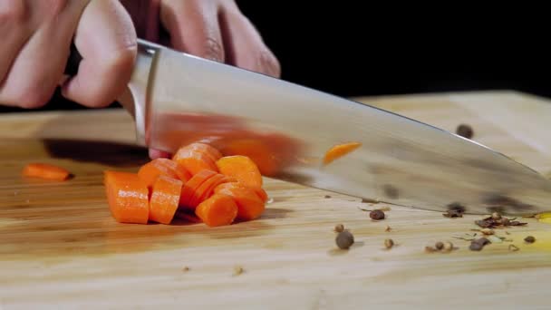 Chef Corta Zanahoria Cámara Lenta Cortar Zanahoria Cerca Hombre Corta — Vídeos de Stock