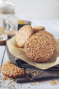 Ev yapımı pişirme. Açık arkaplanda unsuz susamlı kurabiye. Seçici odaklan