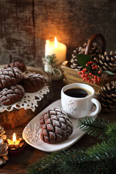 Ciasteczko Czekoladowe Rożkiem Czekoladowym Filiżanka Kawy Sproszkowany Sos Cukrowy Dekoracja — Zdjęcie stockowe