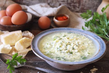 İtalyan mutfağı. Stracciatella çorbası: maydanoz, yumurta ve parmesan peyniri. Rustik tarzı