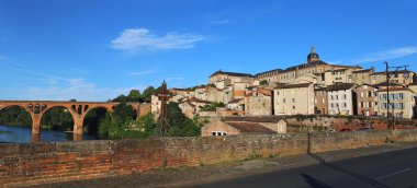 Güney Fransa 'nın manzaraları. Gün batımında Albi şehrinin Panoraması, Midi-Pyrenees bölgesi.