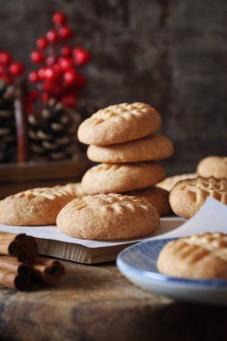 Yeni yıl pastası. Tarçınlı ev yapımı kurabiye. Kırsal biçim