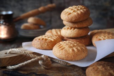 Tarçınlı ev yapımı kurabiye ve kahve molası, köy usulü.